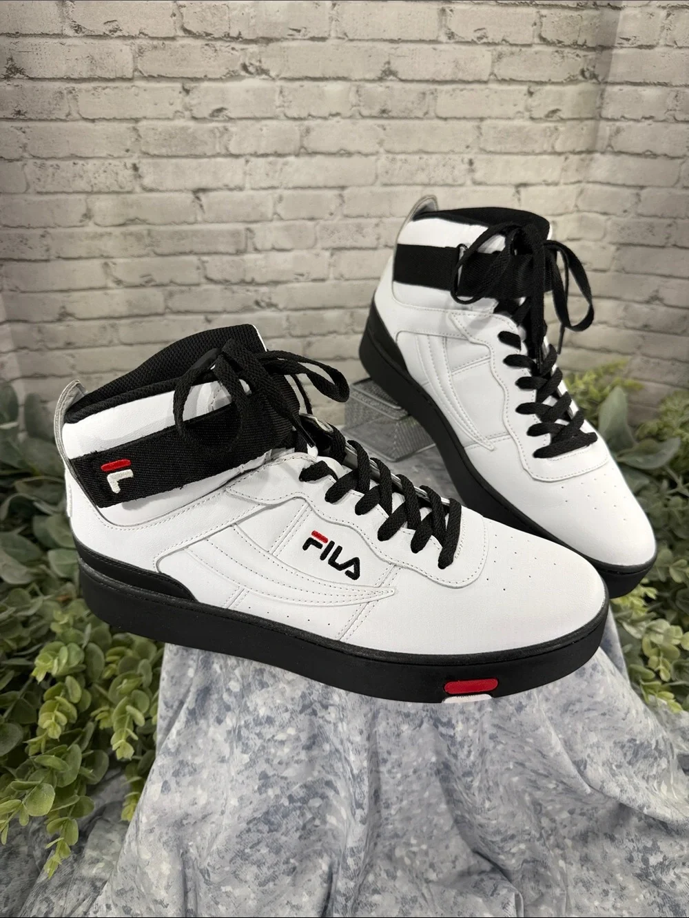 FILA “V-10 Lux” White & Black Synthetic Leather Mid-High Sneakers Mens 11.5M EUC